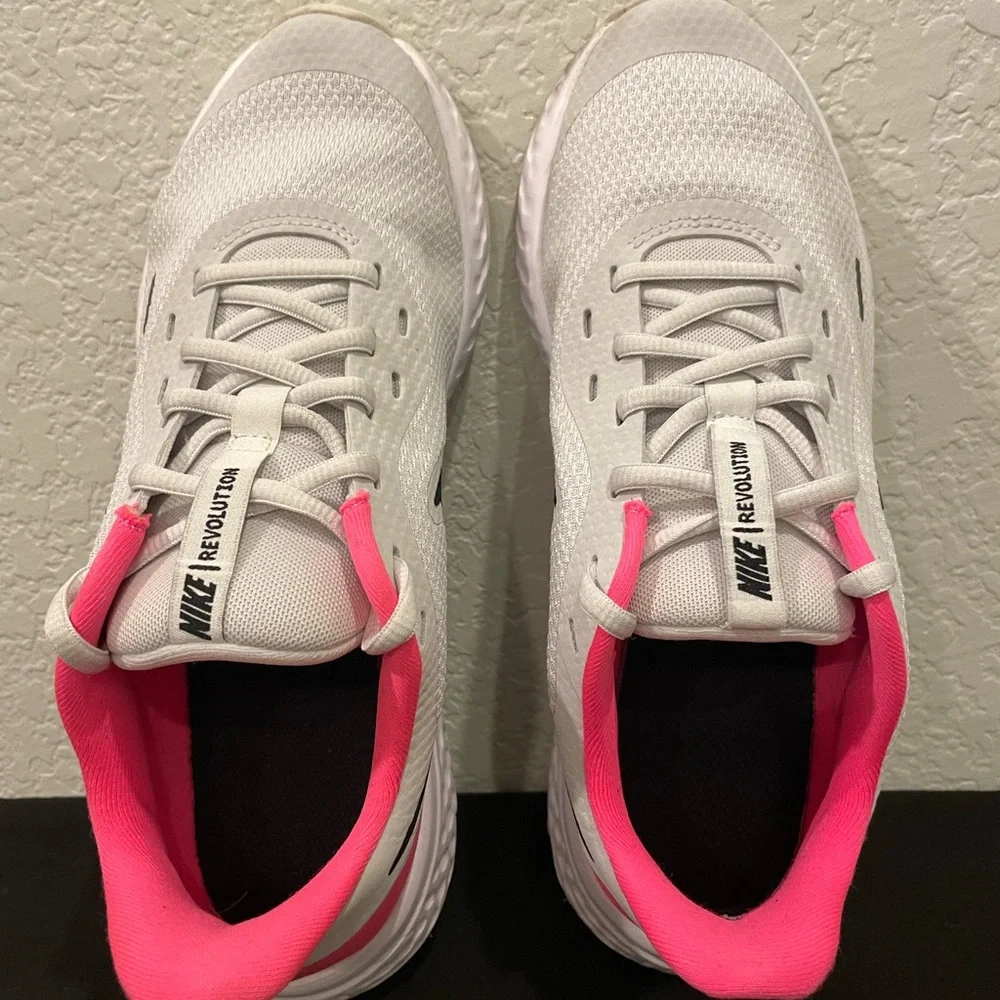 NIKE REVOLUTION LOW TRAINERS YOUTH SHOES‎ GREY & BRIGHT PINK SIZE 7Y / 9W